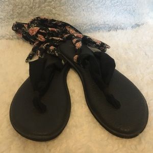 Flower tie up Sanuk Sandals